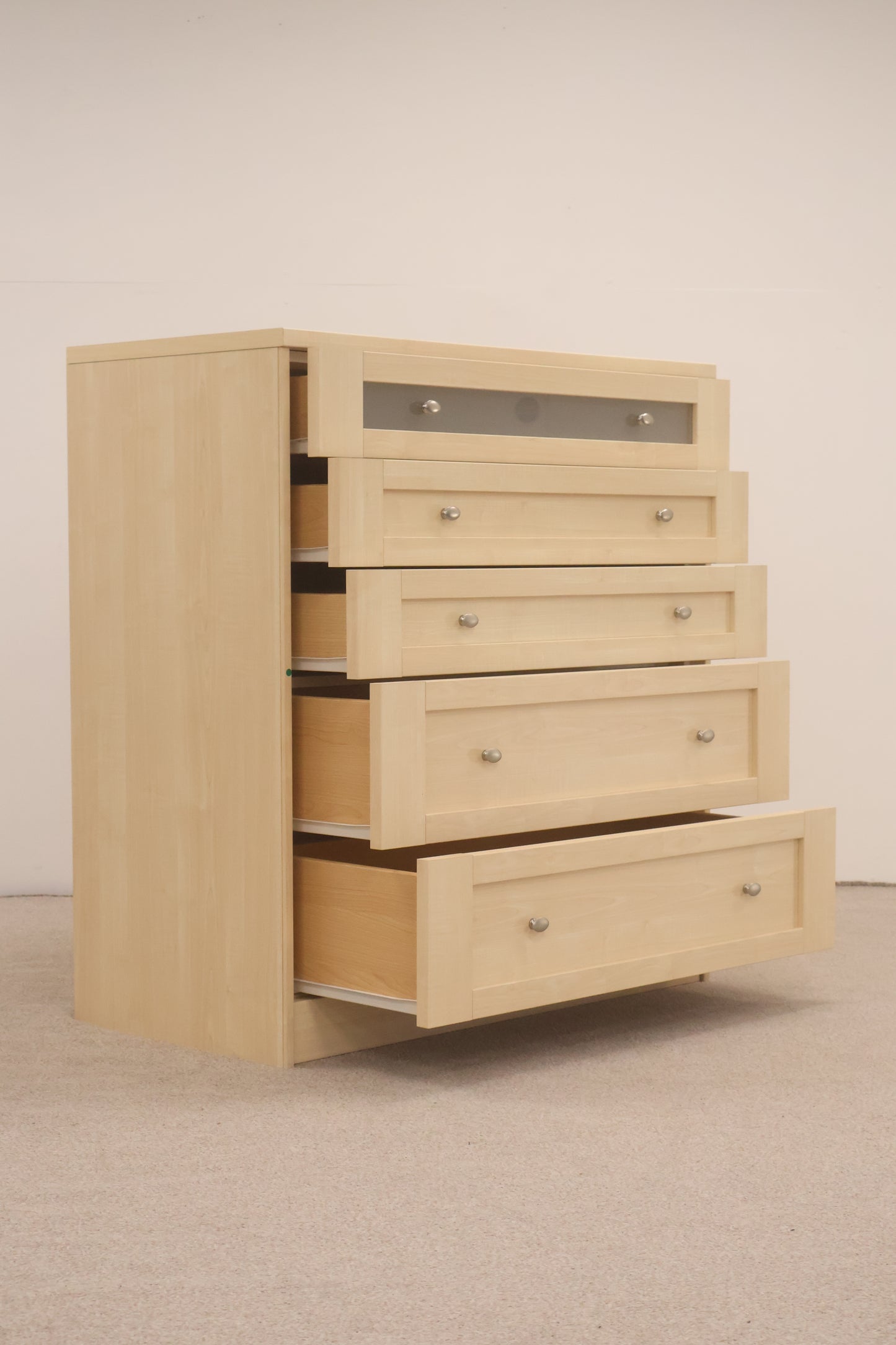 Chest of drawers w/mirror