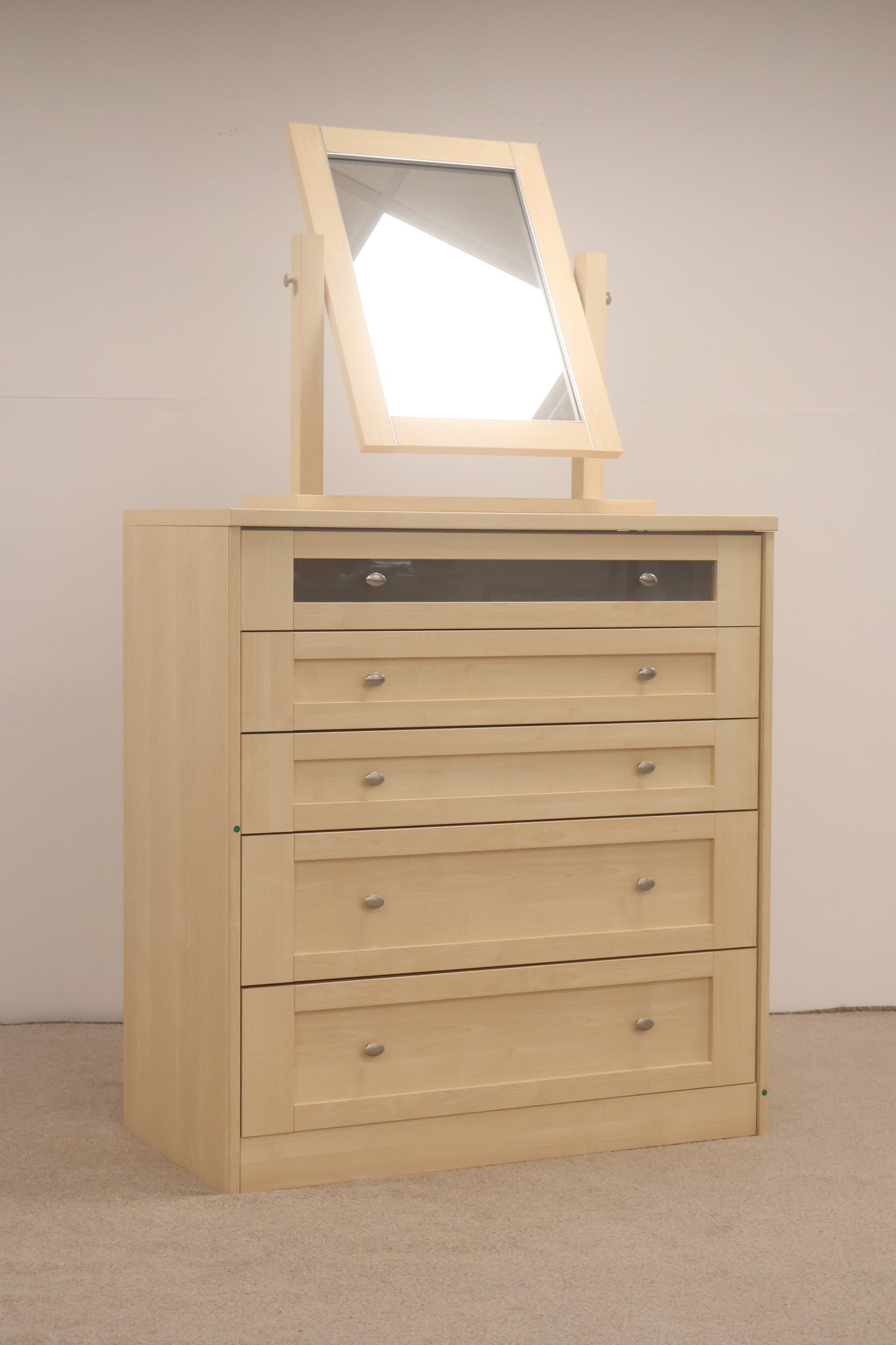 Chest of drawers w/mirror