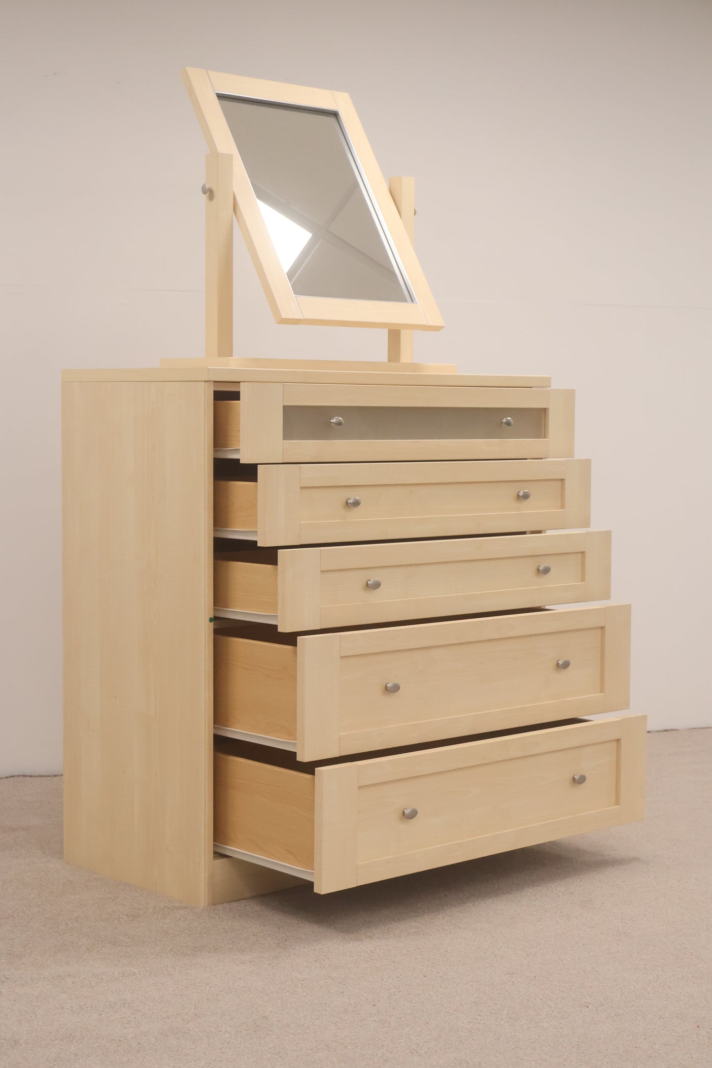 Chest of drawers w/mirror