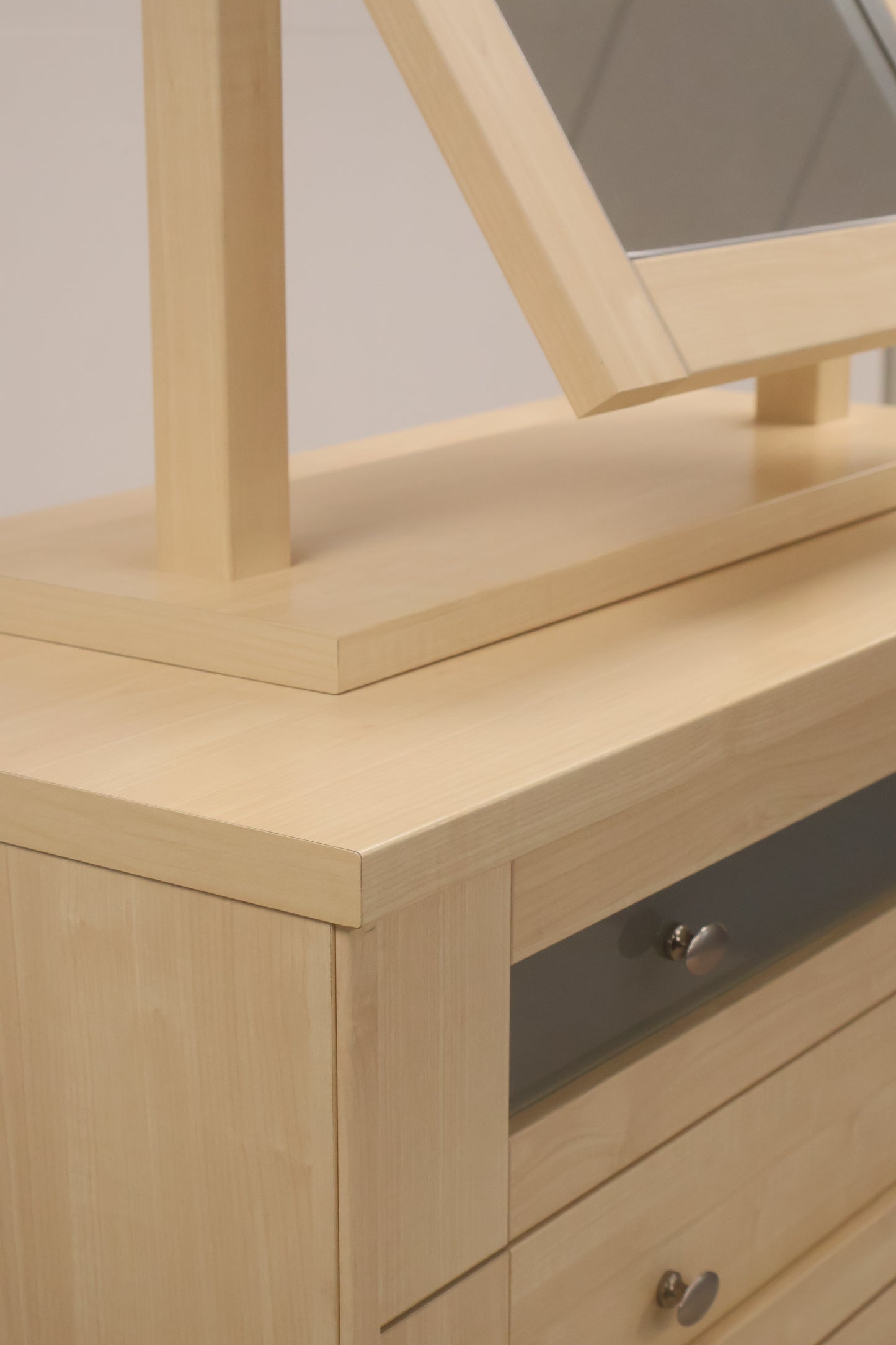 Chest of drawers w/mirror