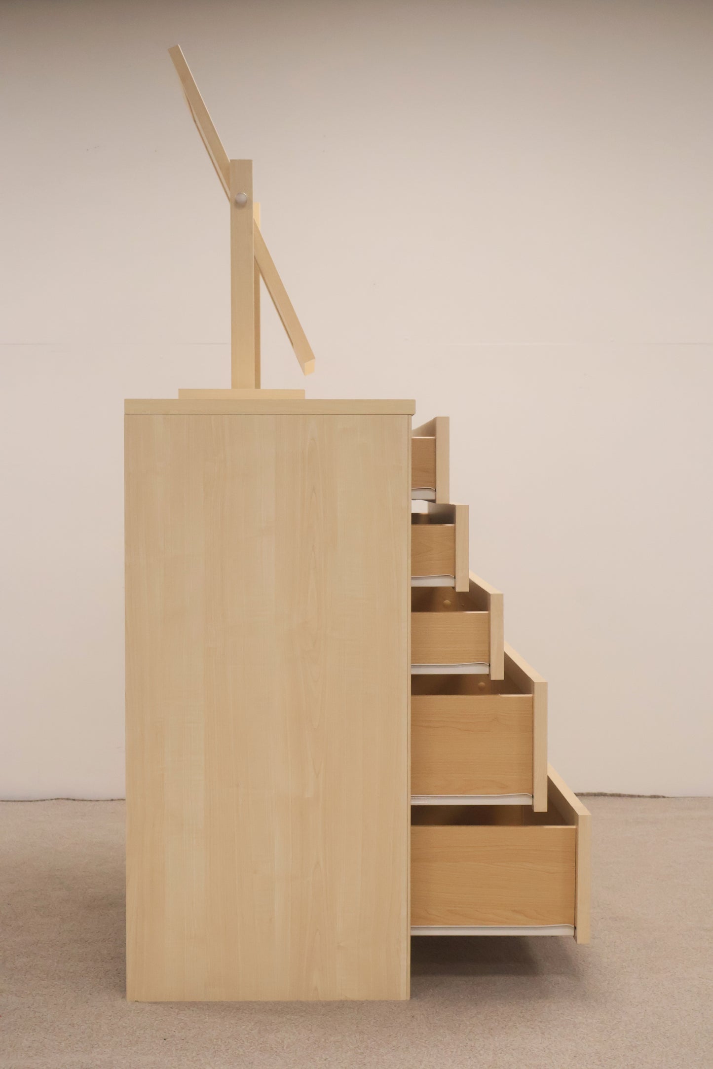 Chest of drawers w/mirror