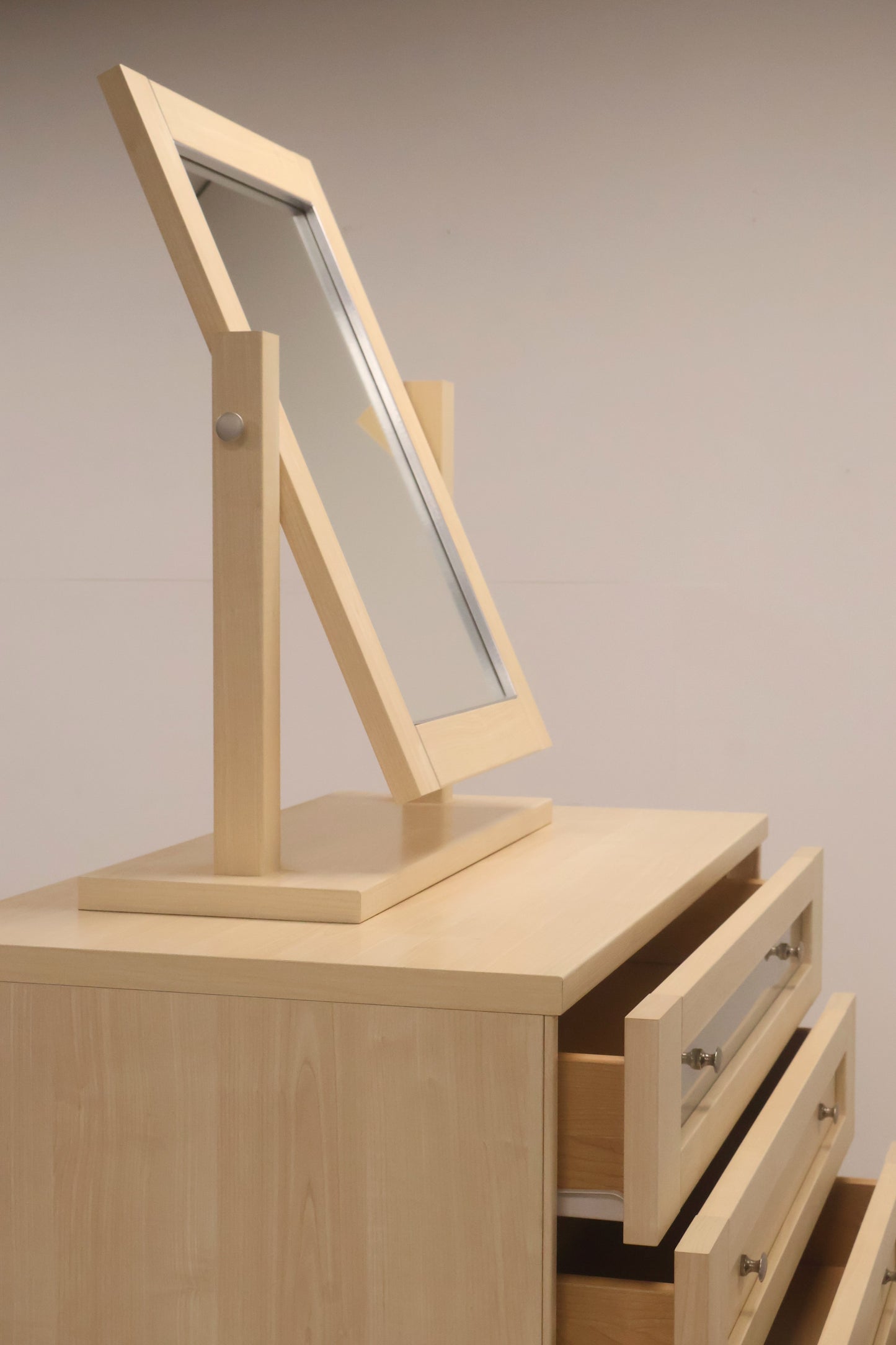Chest of drawers w/mirror