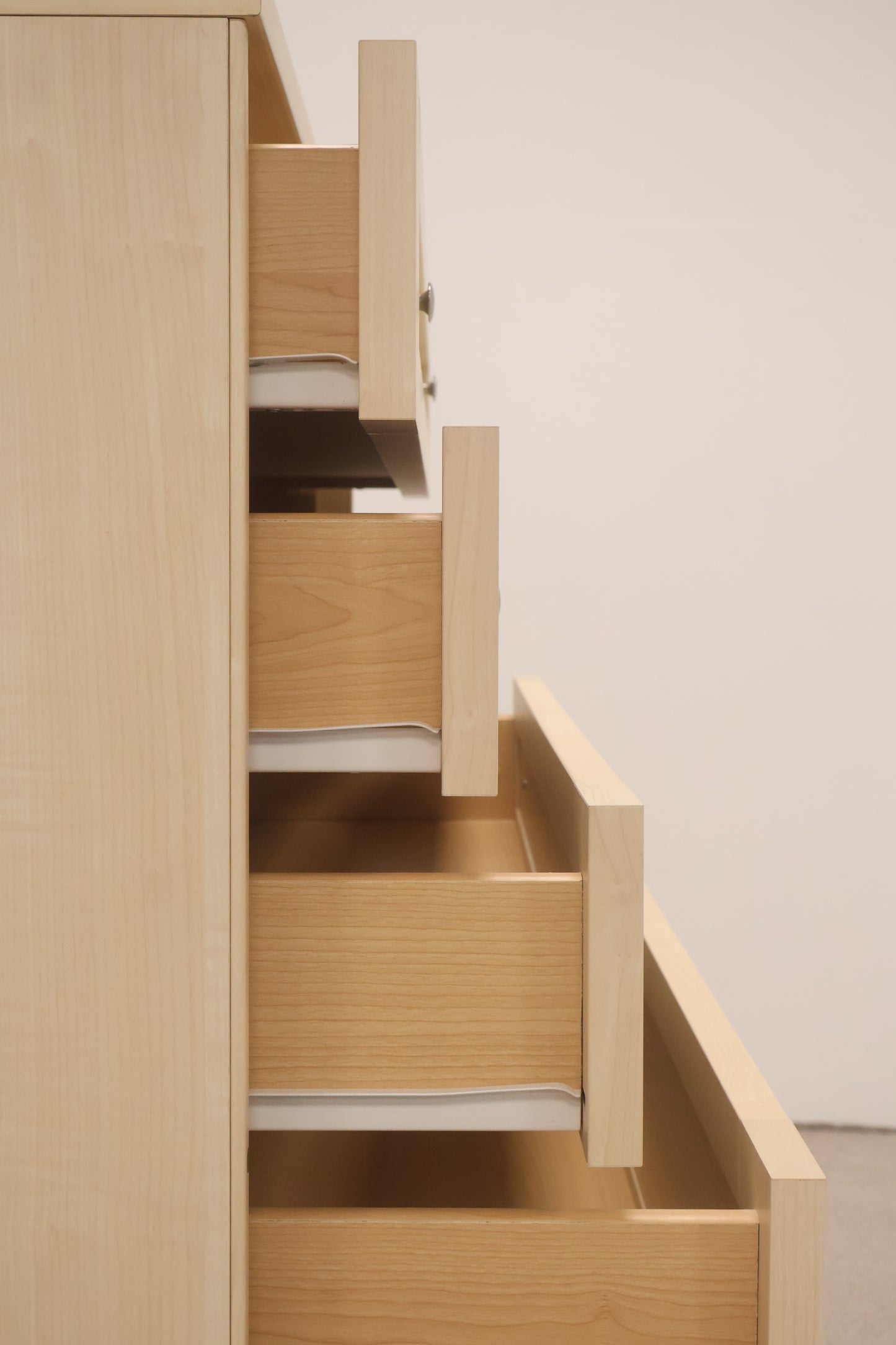 Chest of drawers w/mirror