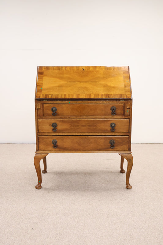 A wooden bureau for you to upcycle!