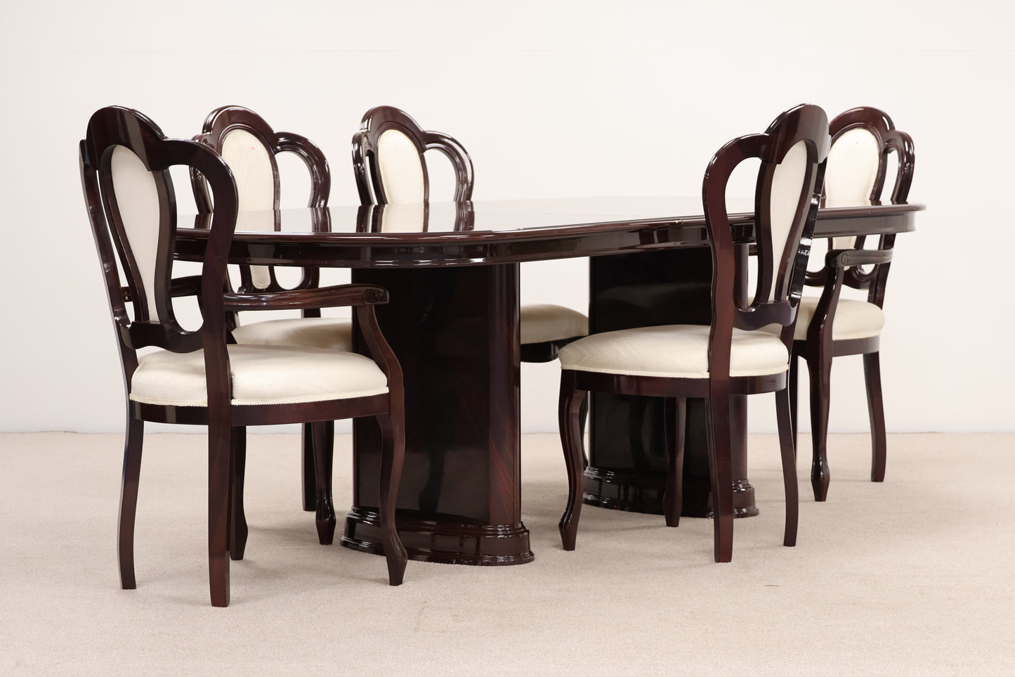 Extendable Gloss Table with Chairs