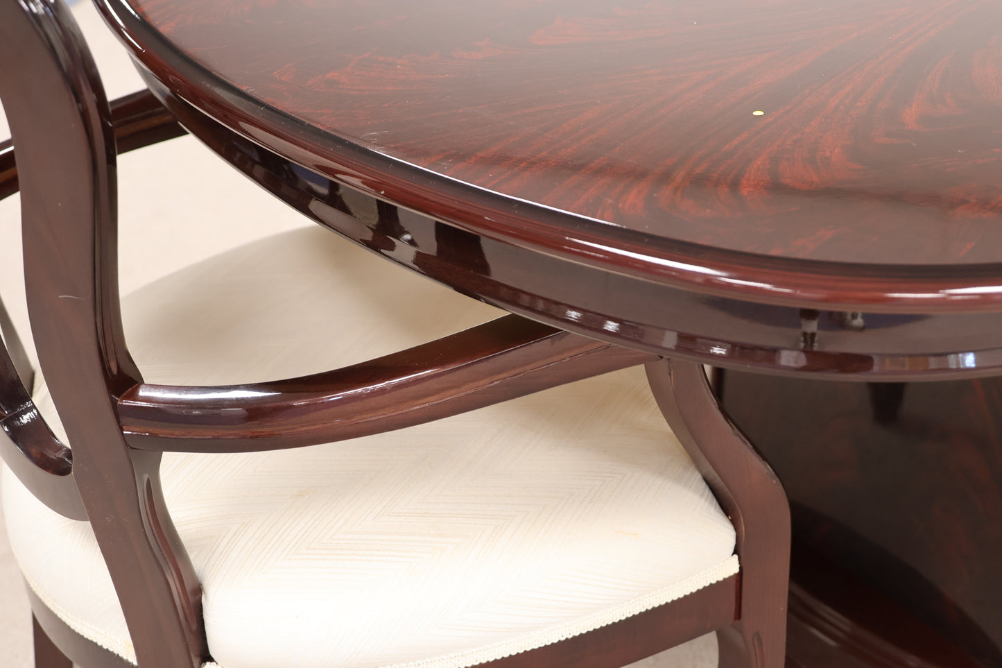 Extendable Gloss Table with Chairs