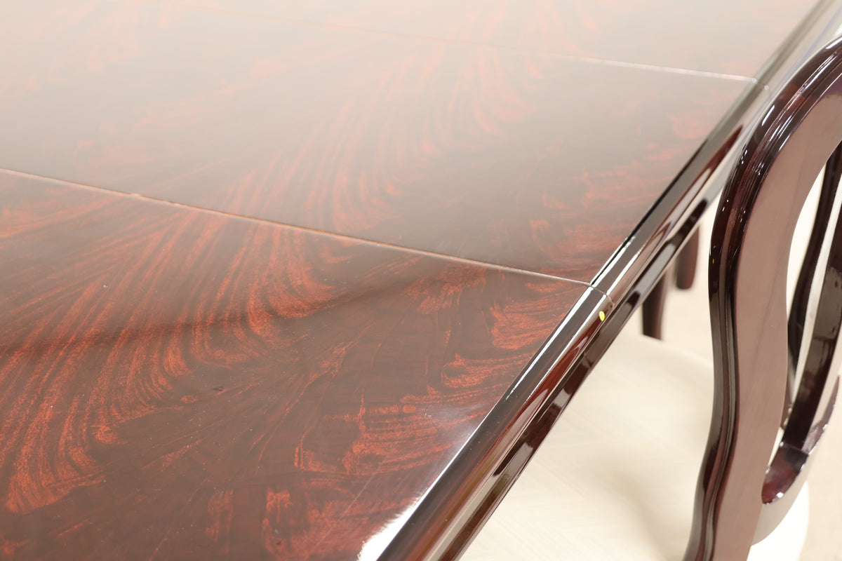Extendable Gloss Table with Chairs