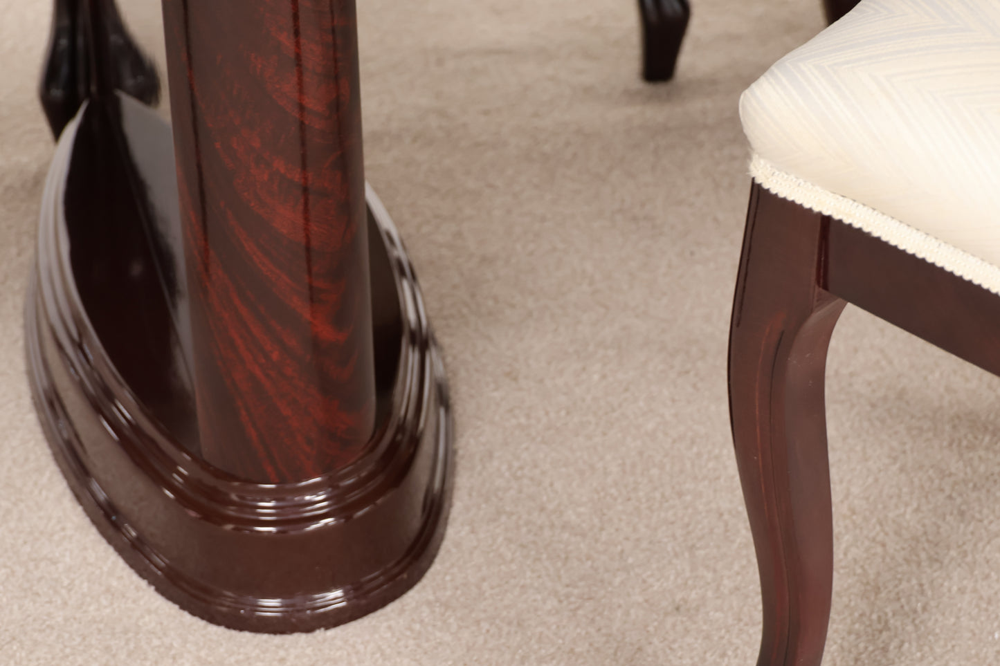 Extendable Gloss Table with Chairs