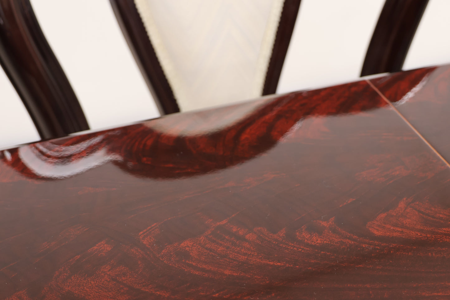 Extendable Gloss Table with Chairs