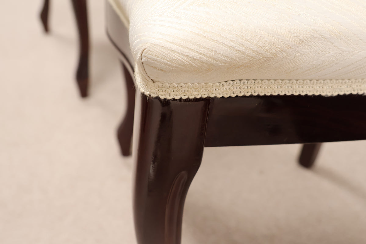 Extendable Gloss Table with Chairs