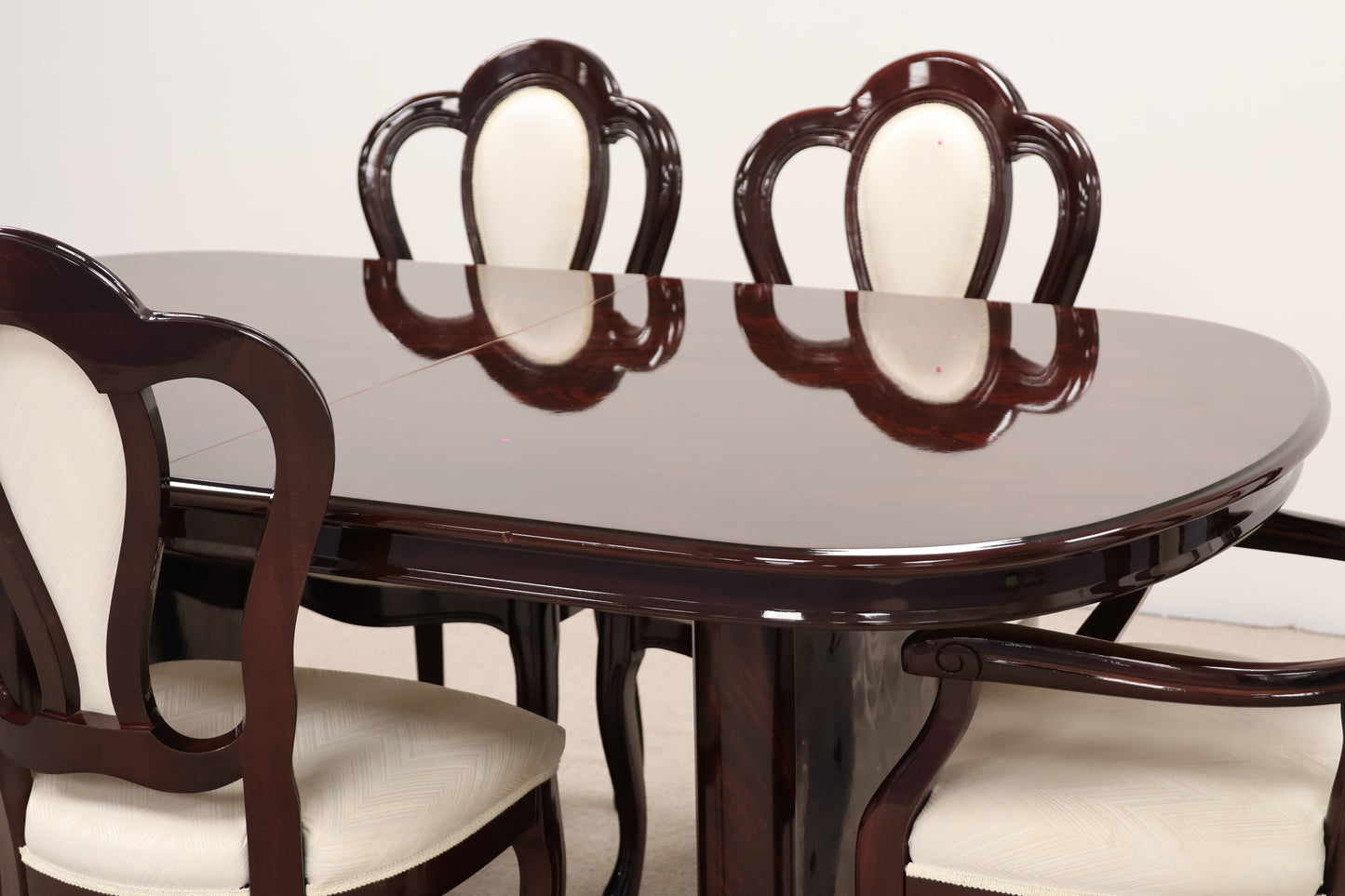Extendable Gloss Table with Chairs