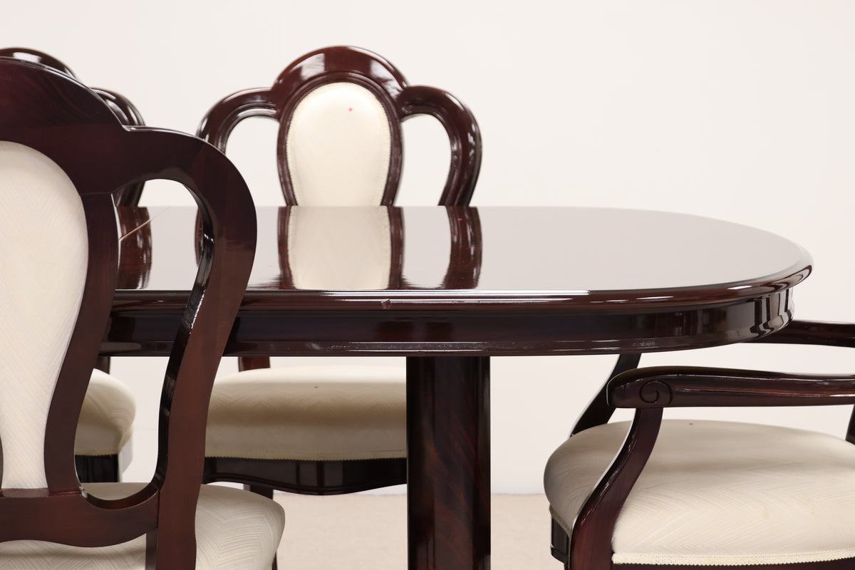 Extendable Gloss Table with Chairs