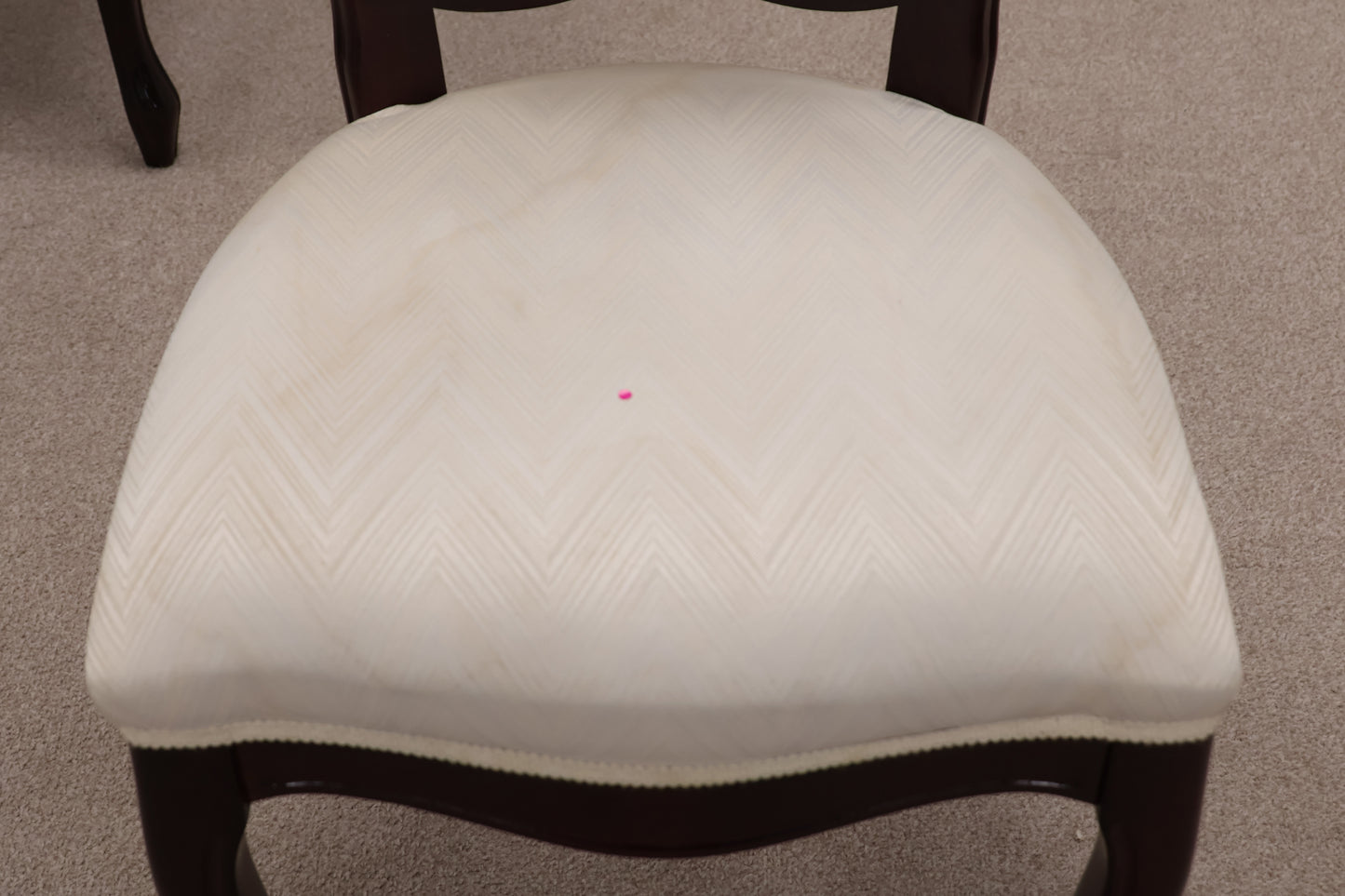Extendable Gloss Table with Chairs