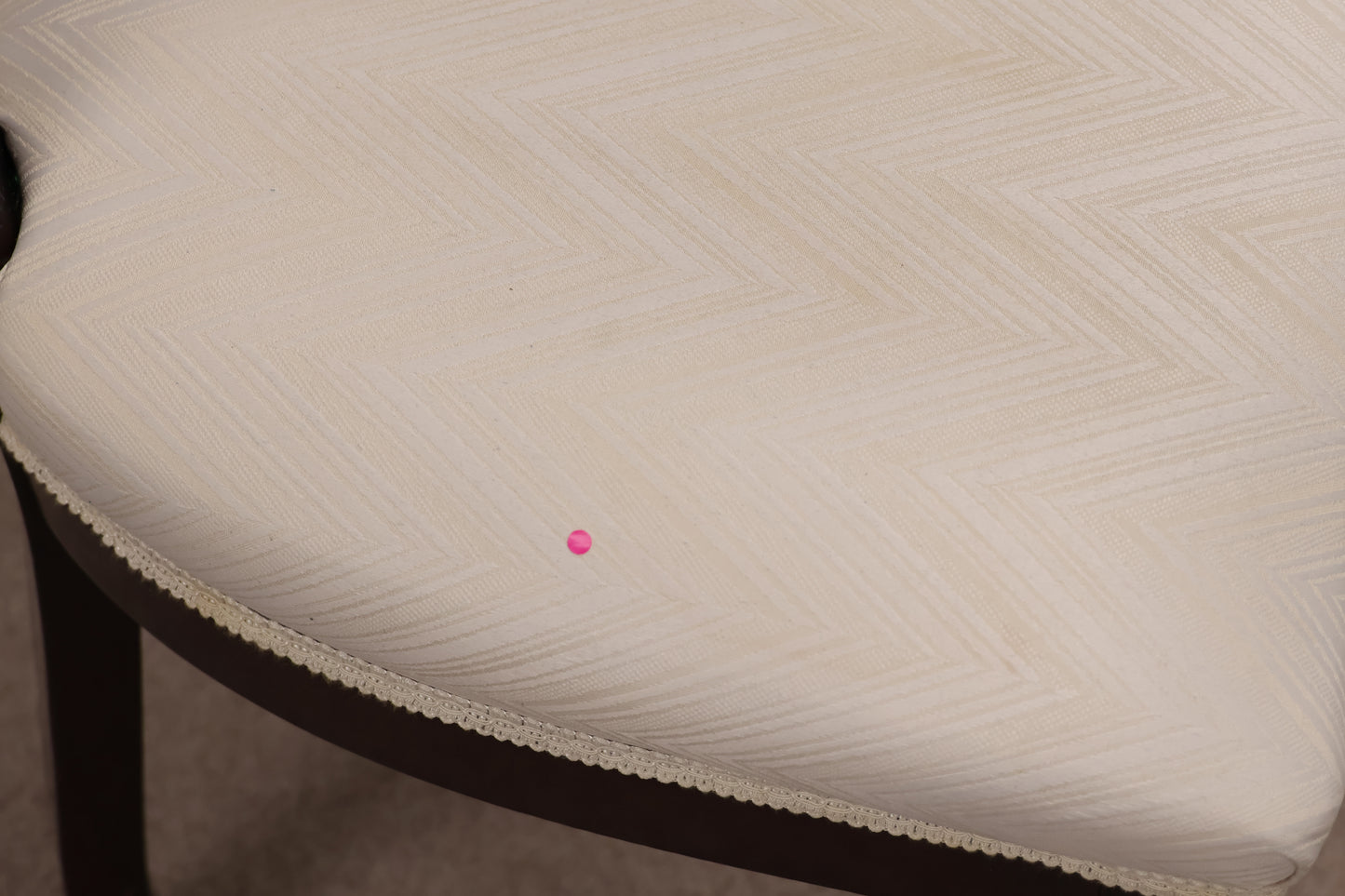 Extendable Gloss Table with Chairs