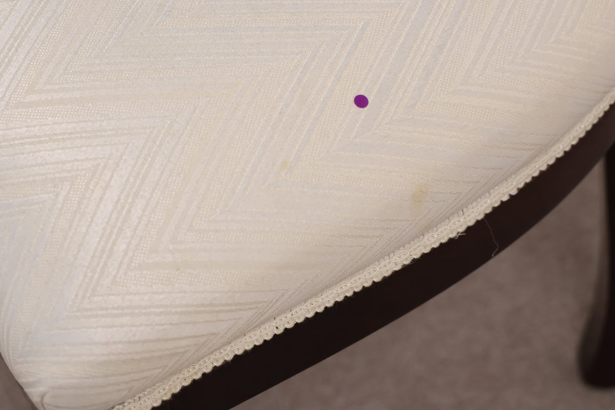 Extendable Gloss Table with Chairs