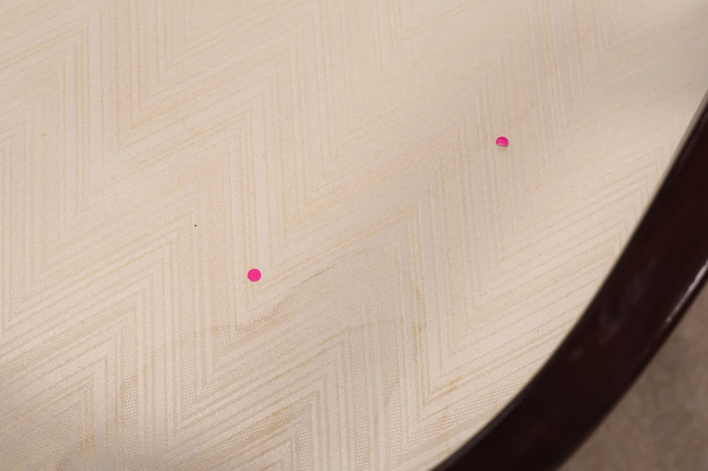 Extendable Gloss Table with Chairs