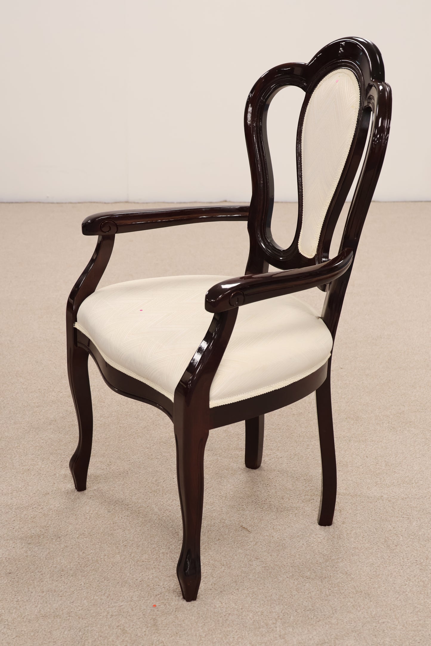 Extendable Gloss Table with Chairs