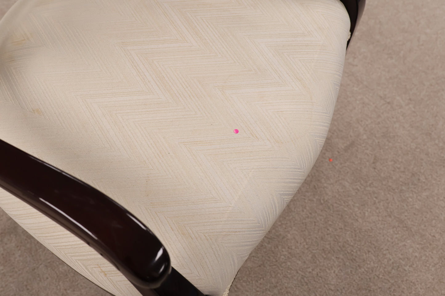 Extendable Gloss Table with Chairs