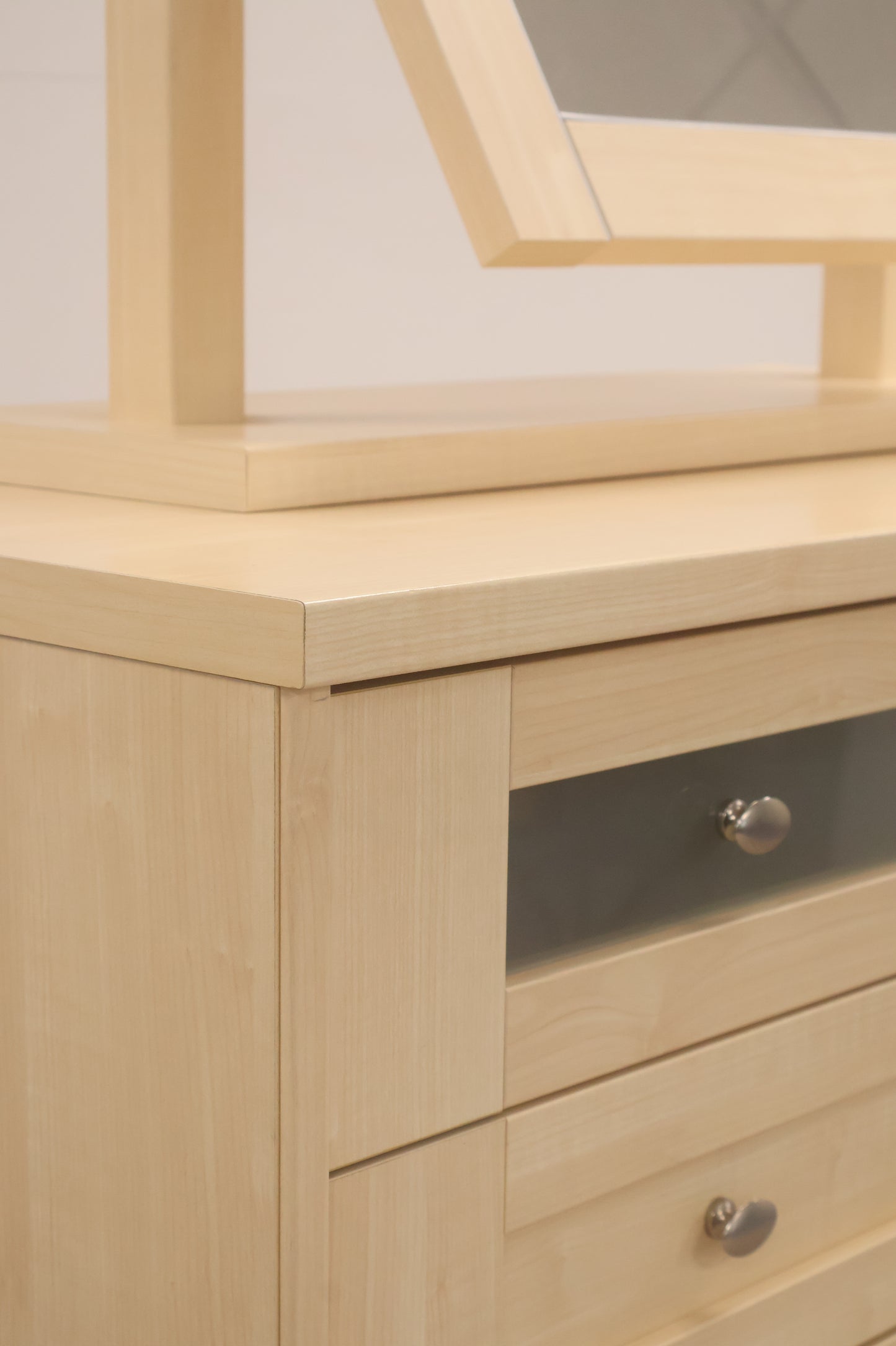 Chest of drawers w/mirror
