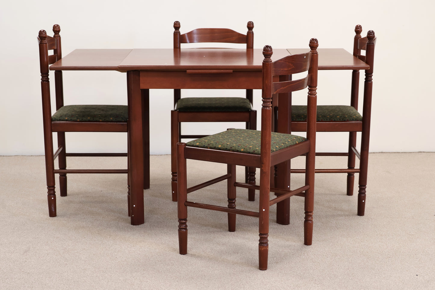 Extendable Dining Table & Chairs