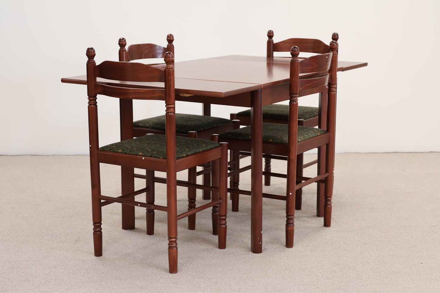 Extendable Dining Table & Chairs