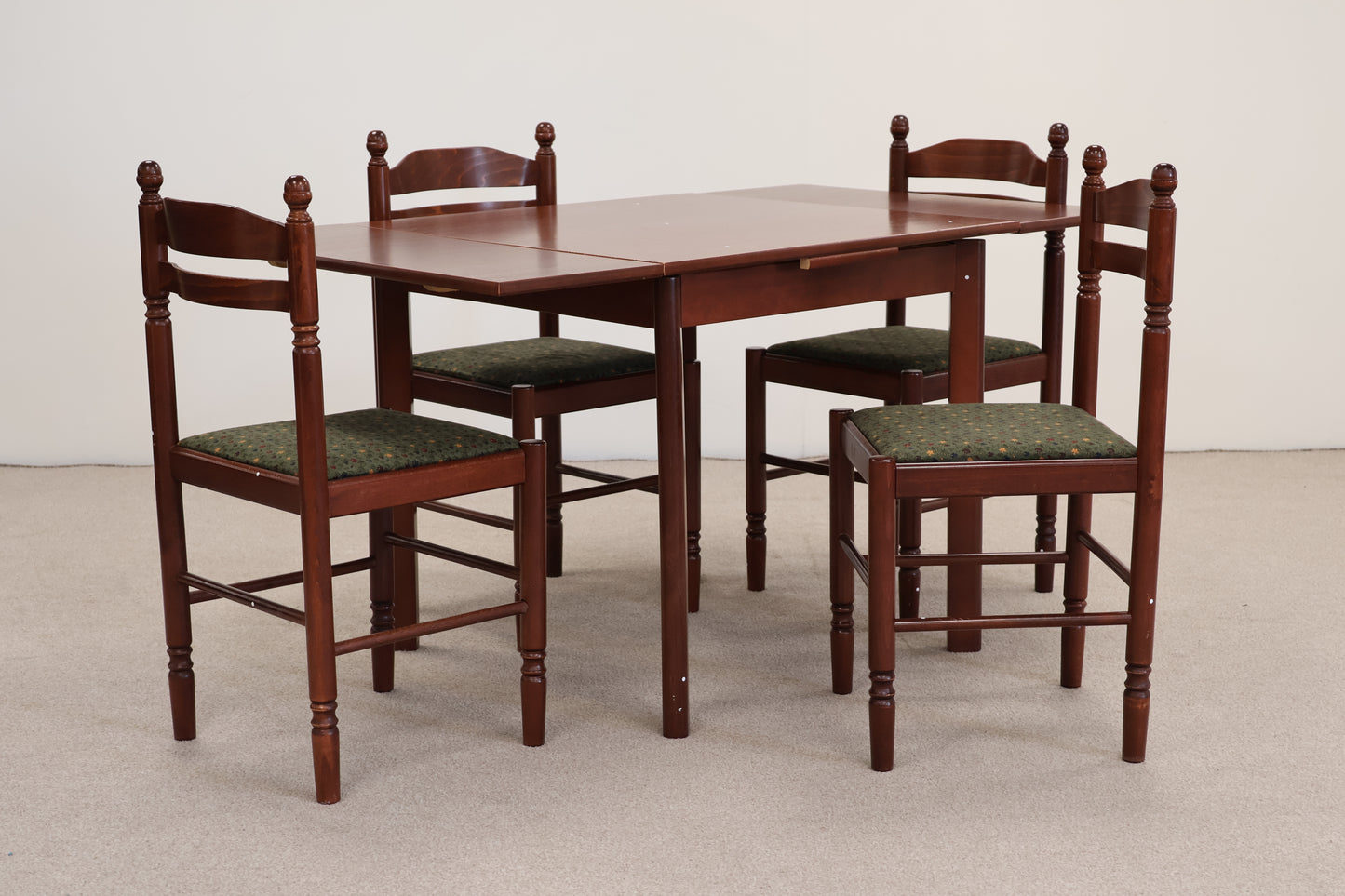 Extendable Dining Table & Chairs