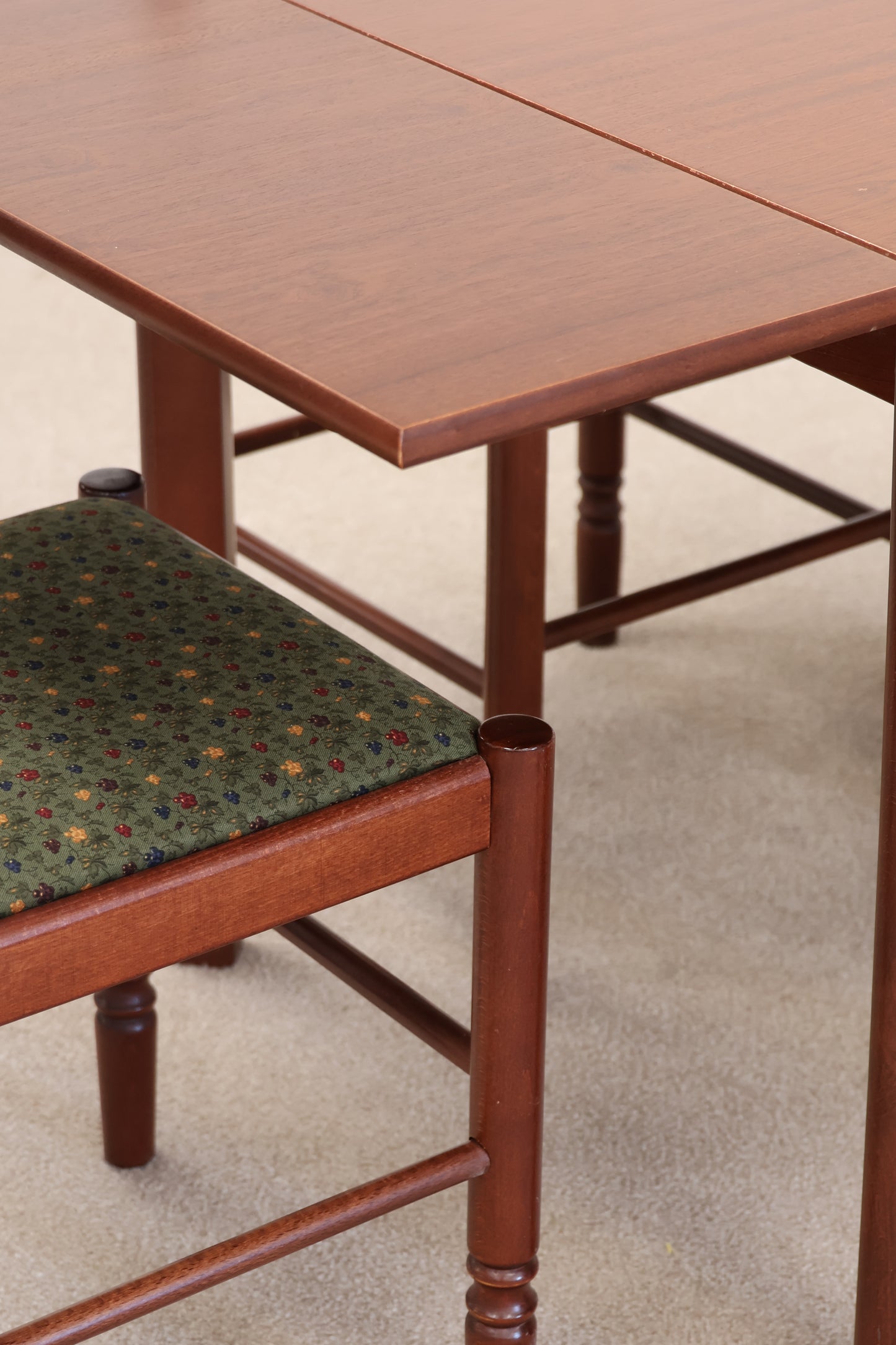 Extendable Dining Table & Chairs