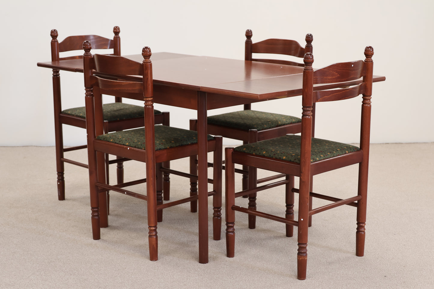 Extendable Dining Table & Chairs