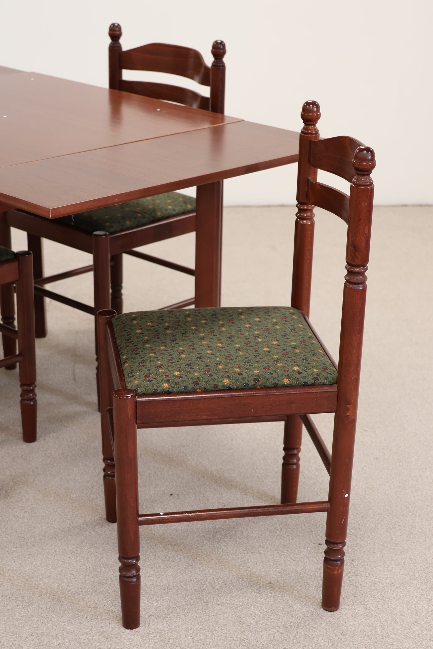 Extendable Dining Table & Chairs