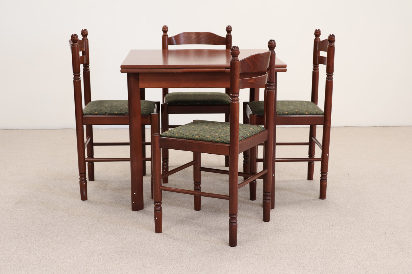Extendable Dining Table & Chairs