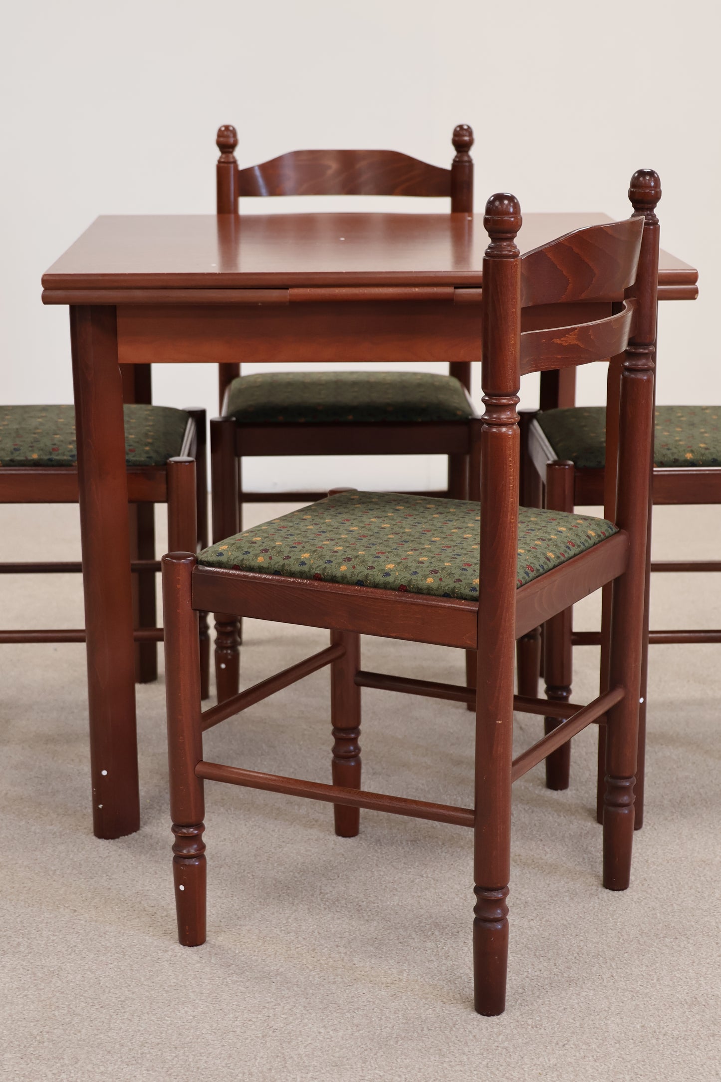 Extendable Dining Table & Chairs