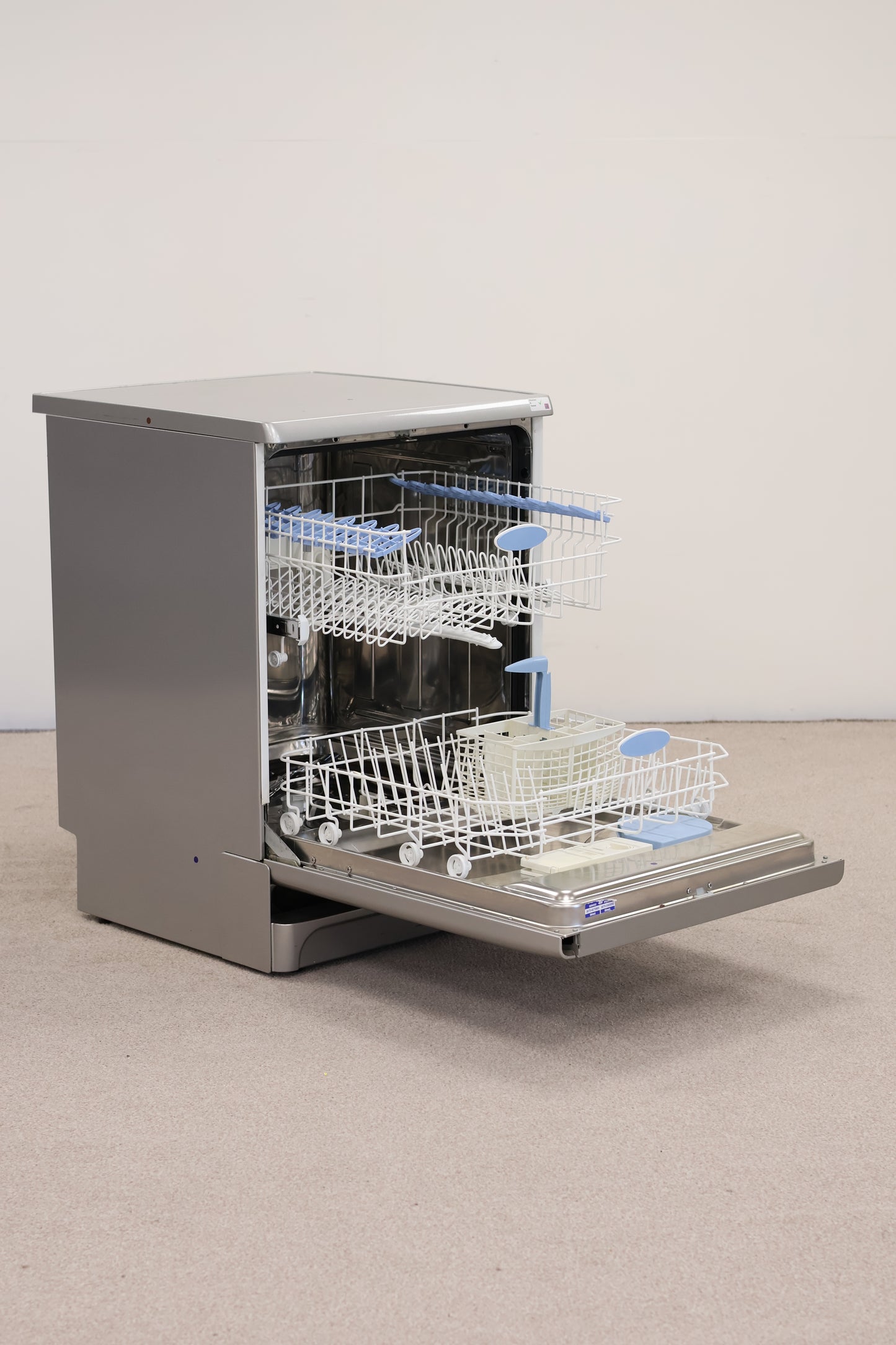 Dishwasher by Indesit